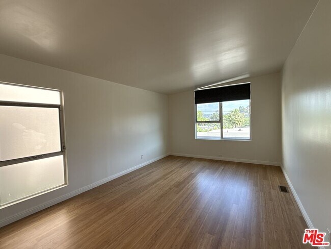 Building Photo - 2243 Silver Ridge Ave