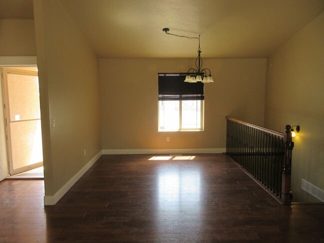 Building Photo - Move-In Bonus!!! 5 bedroom, 3 bath Single Family Home
