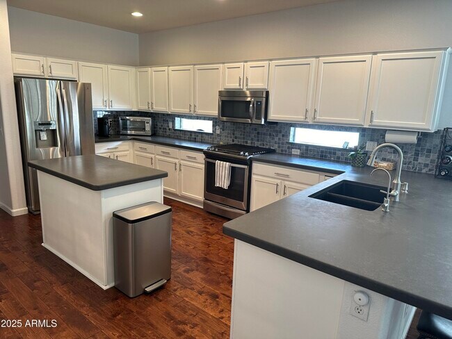 Building Photo - 3623 E Linda Ln