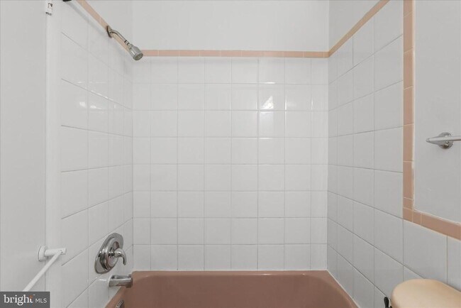 Building Photo - 214 Locust St SE