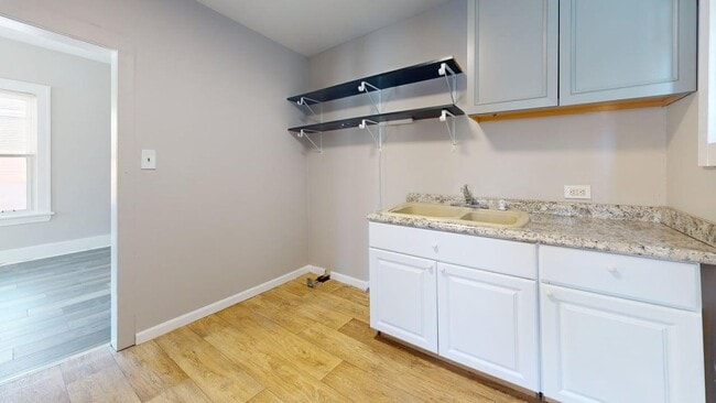 Building Photo - Renovated 2-Bedroom, 2-Bathroom Home – Cleveland, OH