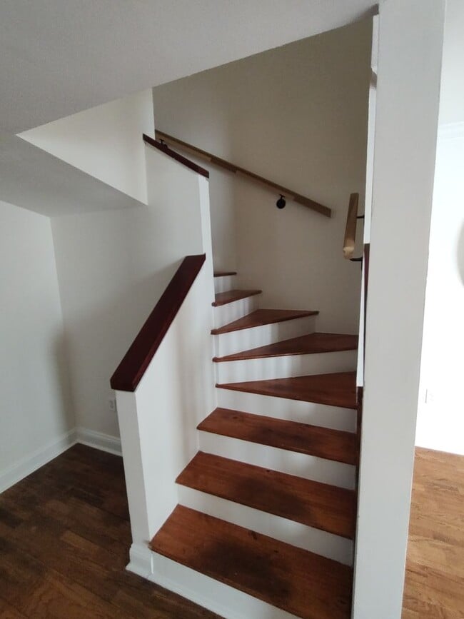 Building Photo - 2-Story Townhome WALKING DISTANCE TO THE BEACH! COMMUNITY POOL!