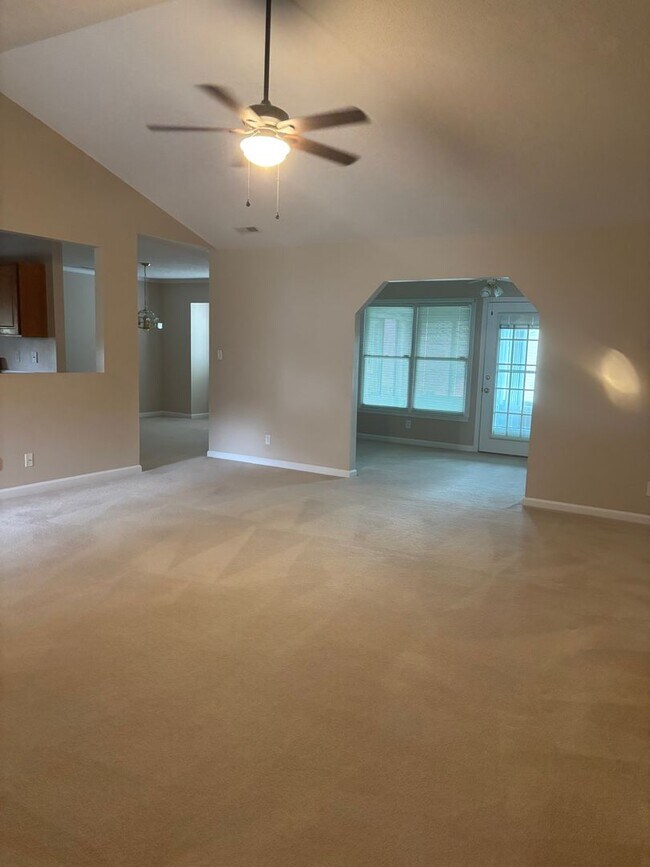 Building Photo - 2 Bedroom Salisbury Home