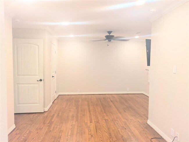 Building Photo - 1023 W 31st St