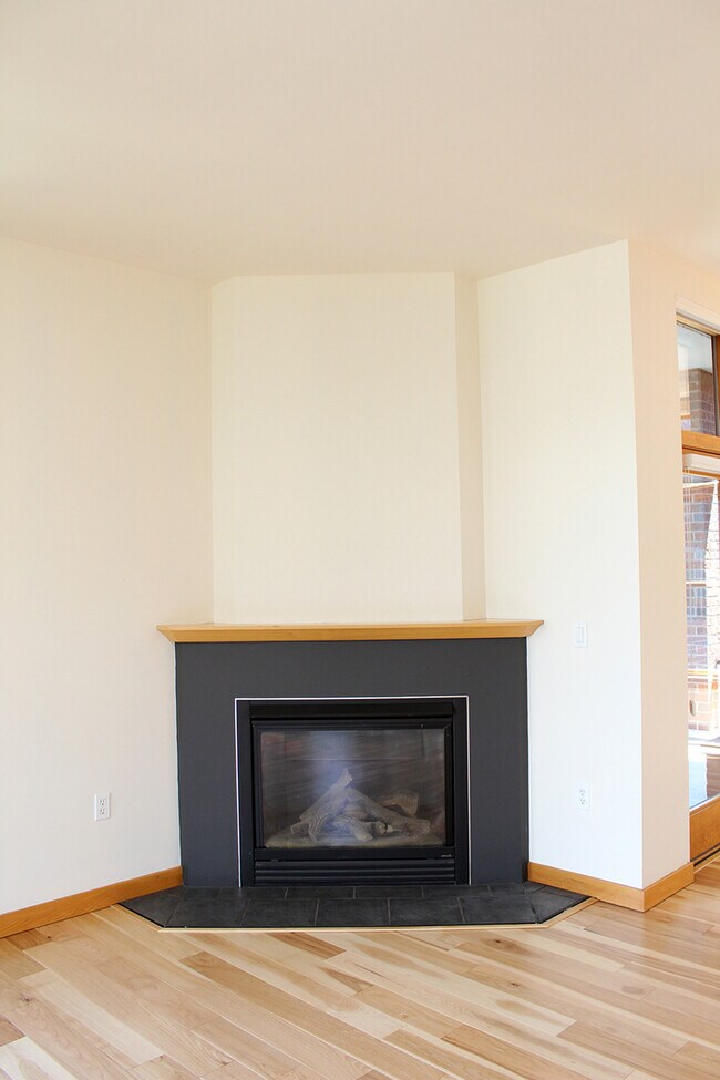 Building Photo - Spacious 2 Bedroom Corner Unit in Stylish ...