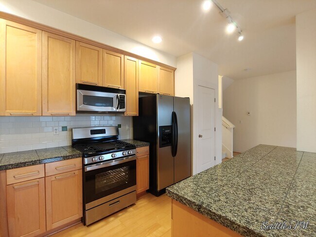 Building Photo - Beautiful 2 Bedroom Townhome in Issaquah- ...