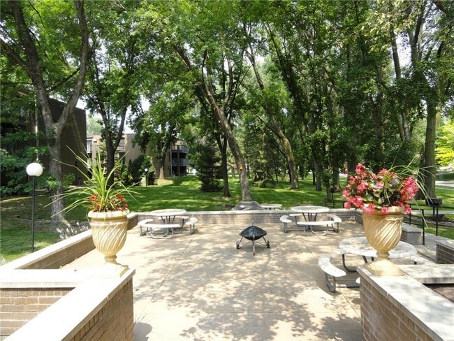 Building Photo - 2800 Hamline Ave N