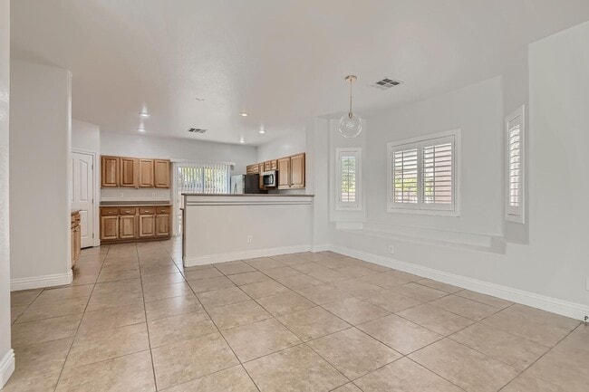 Building Photo - 5 Bedroom in Silverado Ranch!