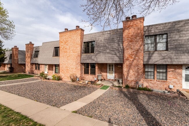 Building Photo - Beautifully Maintained Townhome with Fantastic Amenities