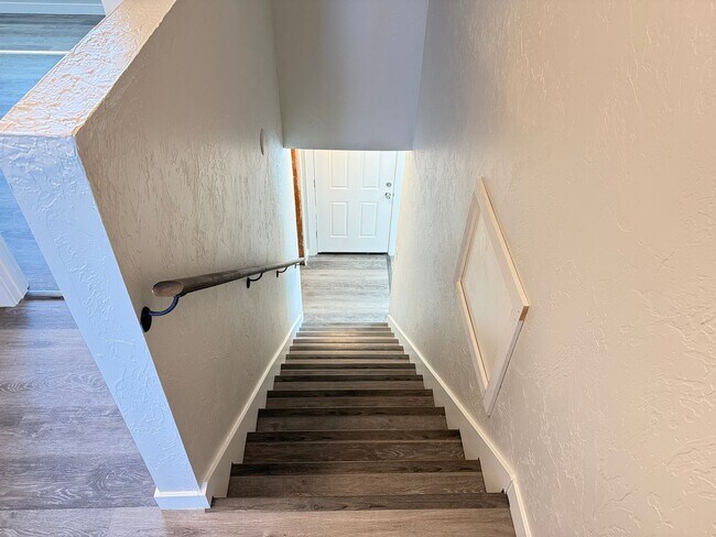 Building Photo - New 2 bed 1 1/2 bath duplex in Springfield!