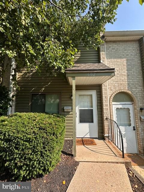 Building Photo - 602 Valley Dr