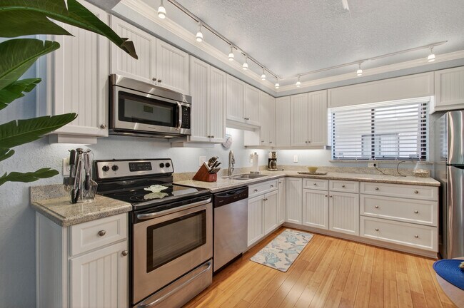 Building Photo - 5250 Las Verdes Cir