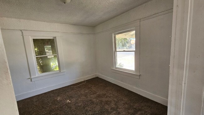 Building Photo - 919 W Noble Ave