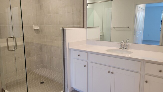 Building Photo - Annual UNfurnished luxury 3/2 ground floor...