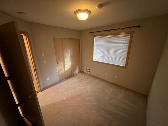 Building Photo - Charming 2 Bedroom Condo minutes from I5 a...