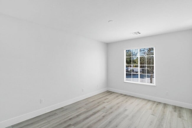 Building Photo - 4 bed, 2.5 bath single-story home in the g...