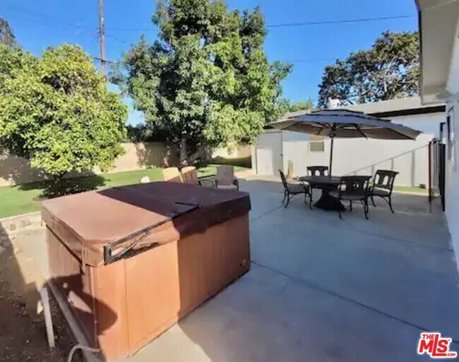 Building Photo - 335 S California St