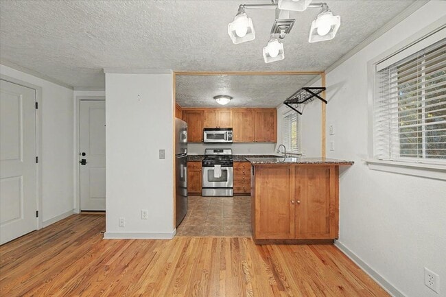 Building Photo - 407 Village Ln