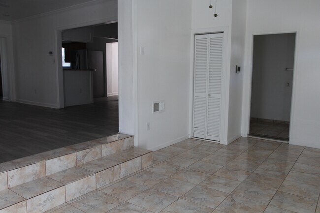 Building Photo - 311 Hollis Dr