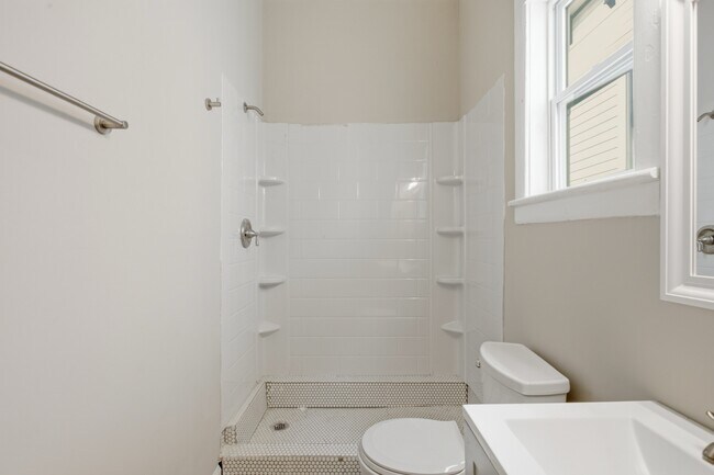 Building Photo - 1007 E Park Ave