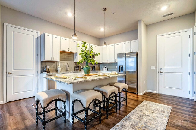 Building Photo - Kendall Park