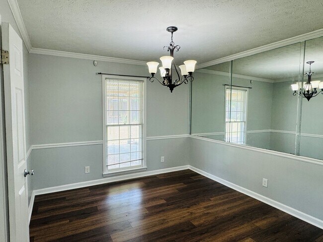 Building Photo - Dreamy 3-Bedroom