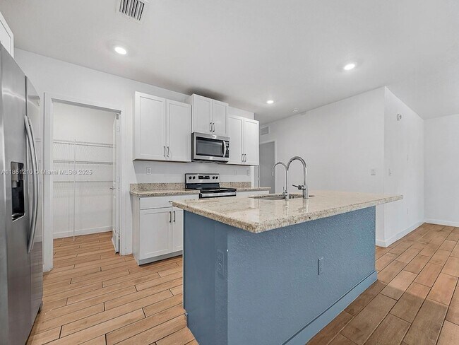 Building Photo - 501 NE 6th Ct