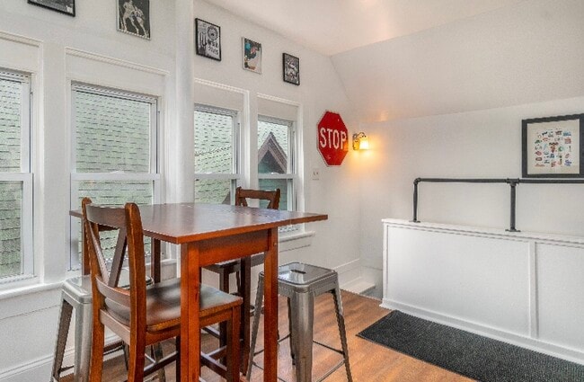 Building Photo - 216 Lexington Ave