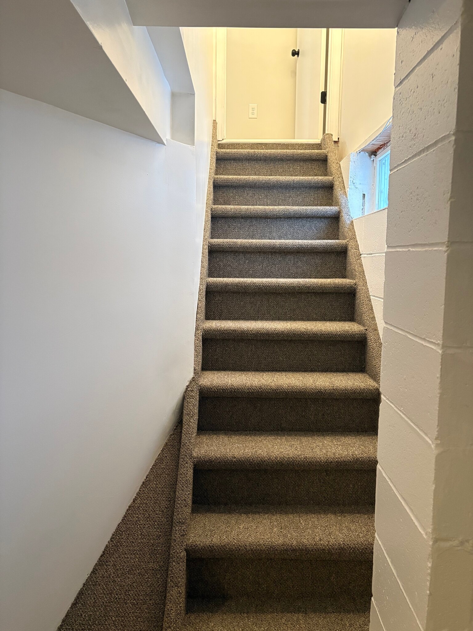 Building Photo - 275 W 10th St