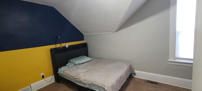 Building Photo - Stunning 5 Bedroom, 2 Bathroom Home in Minneapolis! Available 3/1/2026-Section 8 Accepted