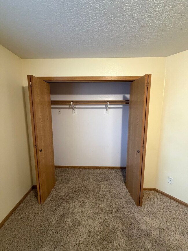 Building Photo - Condo For Rent!