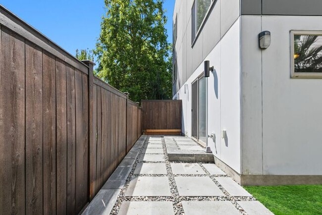 Building Photo - Air Conditioned Judkins Parkside Townhome ...