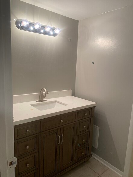 Building Photo - 1002 Woodland Vlg