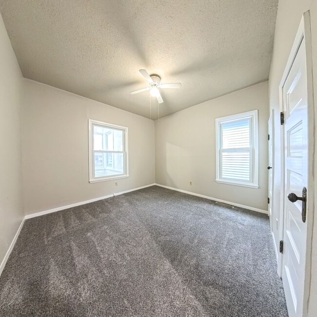 Building Photo - 2 Bedroom 1 Bathroom Fresh Carpet