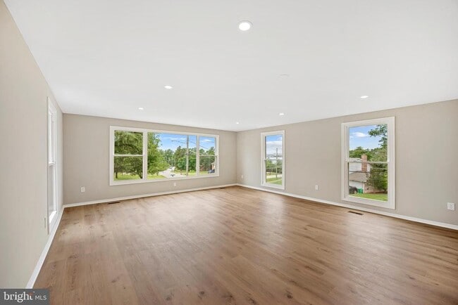 Building Photo - 8200 Clay Dr