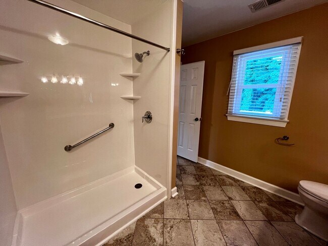 Building Photo - Large 6 bedroom home with Pool in Virginia Beach