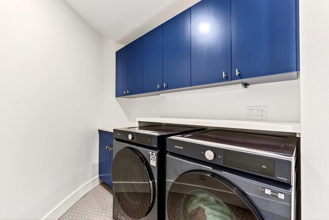 Building Photo - 3307 NE Marine Dr