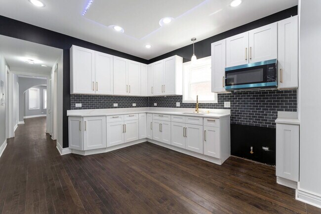 Building Photo - 1414 S 58th Ave