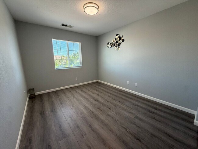 Building Photo - AVAILABLE NOW! LEASE TODAY! 4 Bedroom 3 Bath Elk Grove Home with Bonus Room!