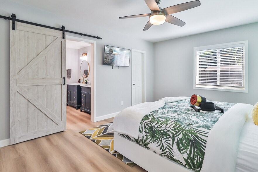master suite - 8520 Jumilla Ave