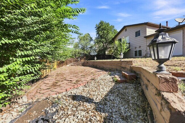 Building Photo - $1,895.95 3-bed, 1.5-bathroom located in Colorado Springs with a washer and dryer.