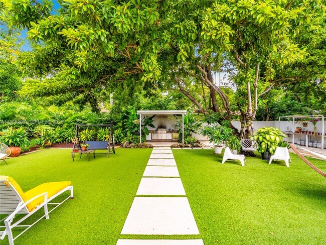 Building Photo - 1617 NE 157th Ter