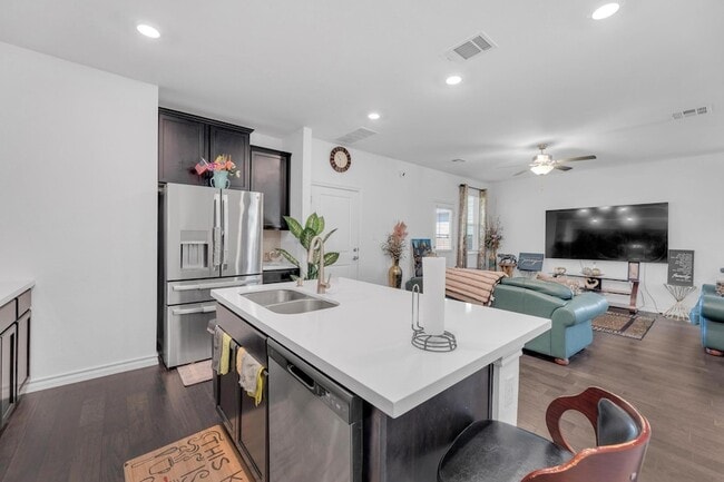 Building Photo - 112 Gracie Wy