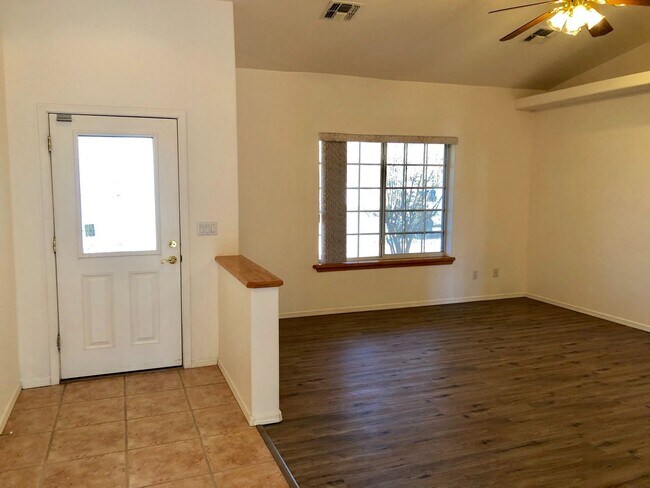Building Photo - Great Home 3 Bedroom Home in Beautiful Nei...