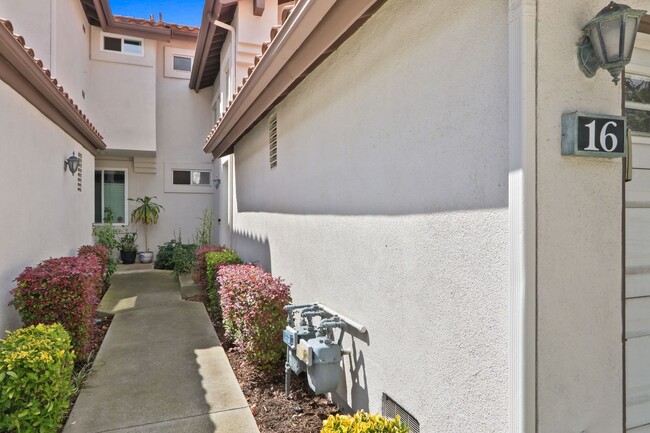 Building Photo - Beautiful Orange County Condo! Must See