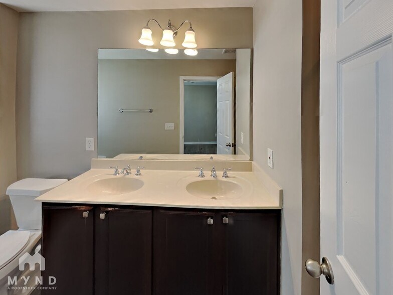 Building Photo - 3316 Fernview Dr