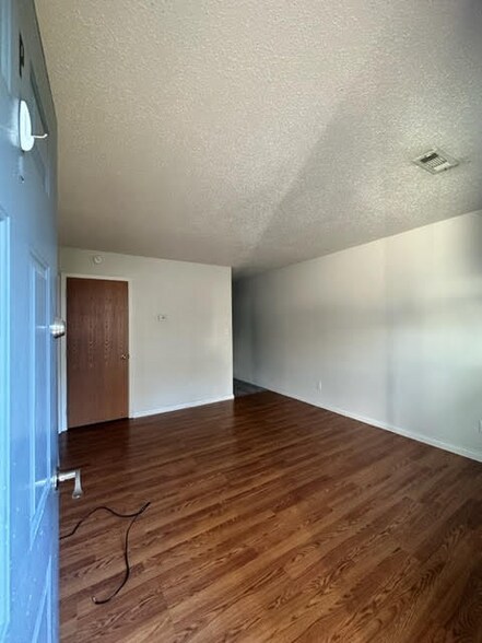 Building Photo - 402 Douglas