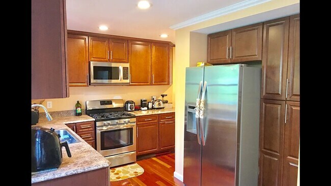 Building Photo - Beautifully Renovated Home in the Shaker School District – Prime Latham Location