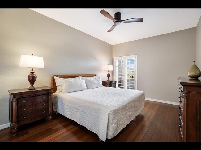 Building Photo - 1064 N Tamiami Trl