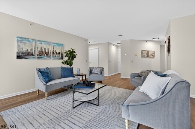 Building Photo - 11 Evergreen Dr